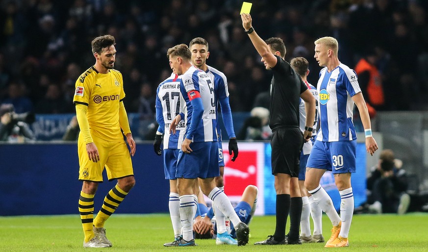 30.11.2019, Berlin: Fussball: Bundesliga, Hertha BSC - Borussia Dortmund, 13. Spieltag, Olympiastadion. Mats Hummels (l) von Borussia Dortmund erhaelt nach Foul an Berlins Davie Selke die Gelb-Rote Ka ...