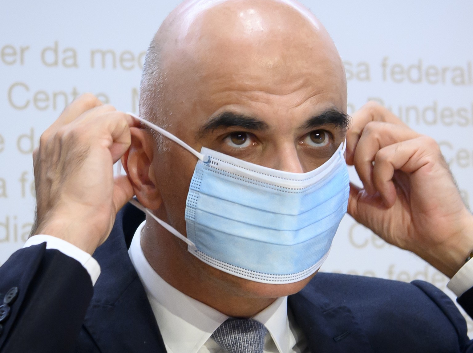 Bundesrat Alain Berset zieht seine Maske an am Ende einer Medienkonferenz ueber die neusten Entscheide des Bundesrates zur Coronavirus-Pandemie, am Mittwoch, 25. August 2021, in Bern. (KEYSTONE/Anthon ...