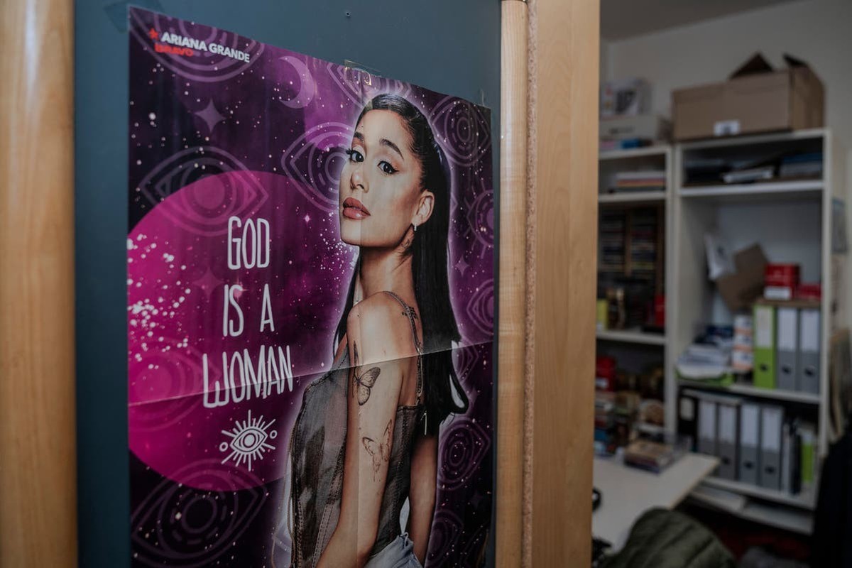 Der 62-Jährige hat ein Poster von Popstar Ariana Grande aufgehängt.