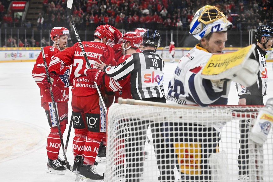 Rappi bejubelt das 2-1 durch Yannick-Lennart Albrecht gegen Zugs Leonardo Genoni im fuenften Playoff-Viertelfinal Eishockeyspiel der National League zwischen den Rapperswil-Jona Lakers und dem EV Zug, ...