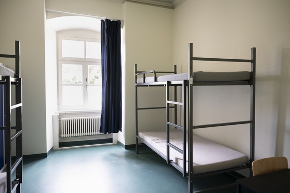 Des lits superposes sont photographies dans un dortoir apres une visite d&#039;une classe du centre interregional de perfectionnement (CIP) et d&#039;un echange avec des refugies forme aux metiers du  ...