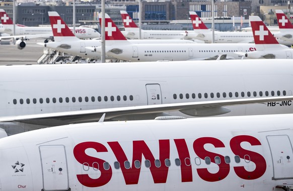 ARCHIVBILD  ZU DEN JAHRESZAHLEN DER FLUGGESELLSCHAFT SWISS AM DONNERSTAG, 19. MAERZ 2020, STELLEN WIR IHNEN FOLGENDES BILDMATERIAL ZUR VERFUEGUNG  Swiss Flugzeuge stehen am Flughafen in Zuerich am D ...