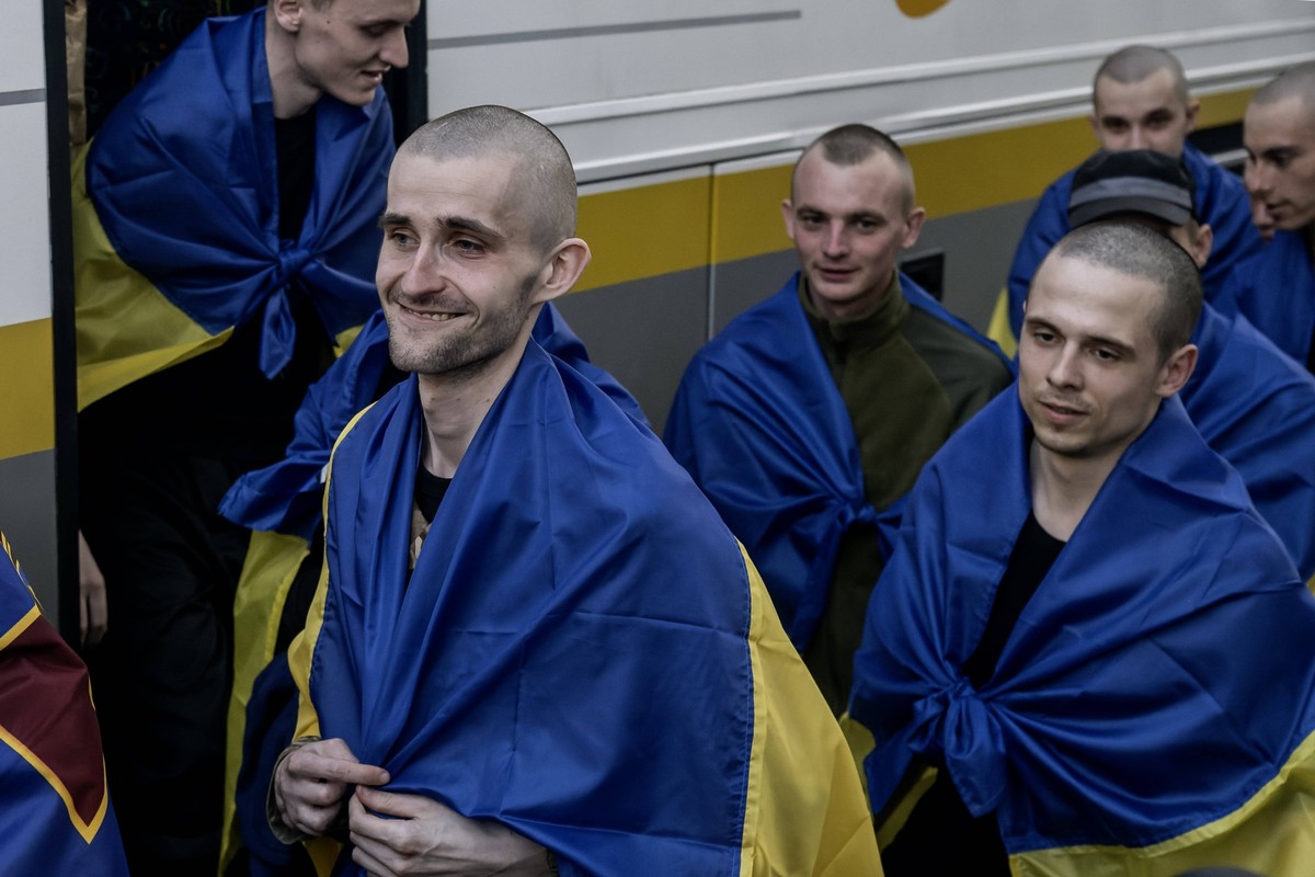 Easter Prisoner Of War Exchange Takes Place Between Ukraine And Russia An Easter prisoner of war exchange takes place between Ukraine and Russia: 146 Ukrainian POWs and 31 severely wounded return home ...