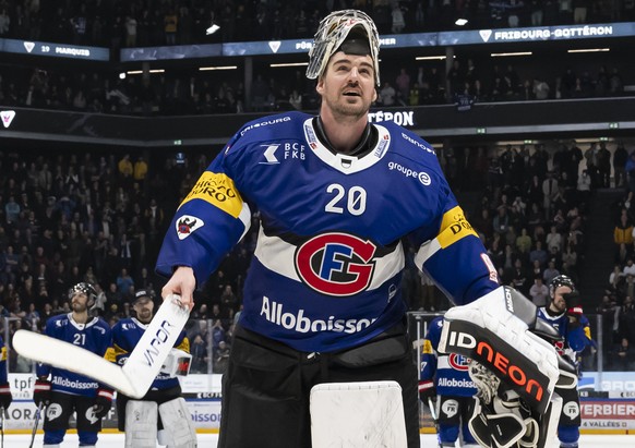 Le gardien Reto Berra (HCFG) et ses coequipiers celebrent la victoire 4-2 et la qualification pour les demi-finales, lors de l&#039;acte 7 du quart de finale des play-off du championnat suisse de hock ...