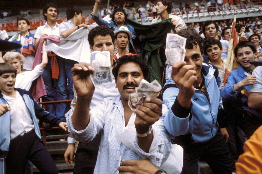 Algerische Proteste gegen den Nichtangriffspakt aus dem Skandalspiel BR Deutschland - Österreich Fußball WM Herren Weltmeisterschaft 1982, Nationalmannschaft, Nationalteam, Algerien Totale Estadio El  ...