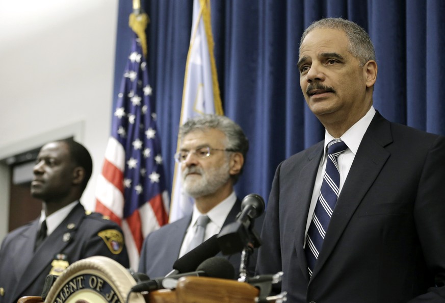 US-Justizminister Eric Holder präsentierte am Donnerstag einen Bericht über die Arbeit der Polizei in Cleveland. Die Studie begann schon vor dem Zwischenfall um einen schwarzen Zwölfjährigen, der von  ...