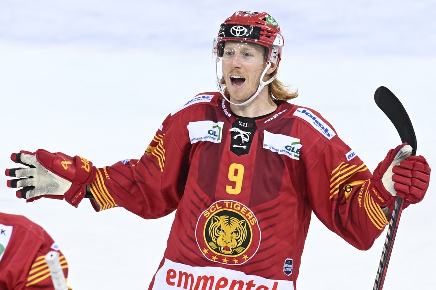 Tigers Cody Eakin, jubelt waehrend dem Qualifikations-Spiel der National League, zwischen den SCL Tigers und dem HC Fribourg-Gotteron, am Samstag 3. Dezember 2022, im Ilfisstadion in Langnau.. (KEYSTO ...