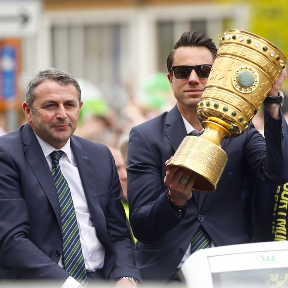 Manager Allofs und Goalie Benaglio mit dem DFB-Pokal.