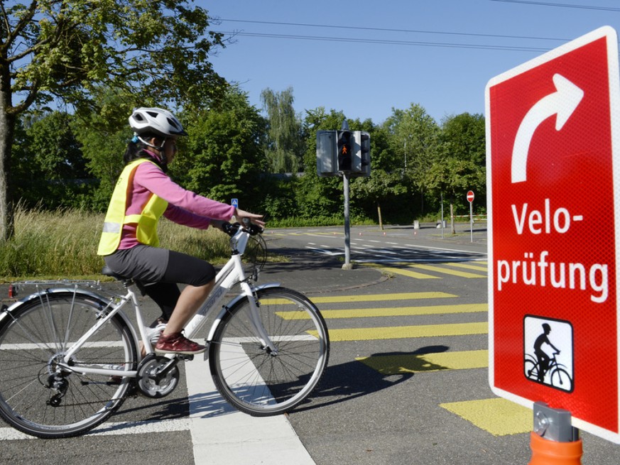 Ein Kind beim Absolvieren der Veloprüfung 2014 in Zürich.