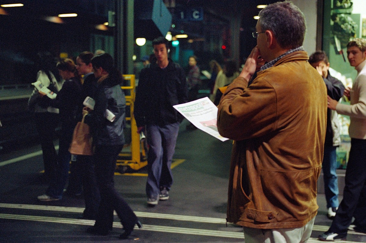 Pendler-Alltag: Wartende Fahrgaeste auf einem Perron des Bahnhofs in Uster ZH, im Oktober 2001. (KEYSTONE/Mirjam Wanner) : Film]