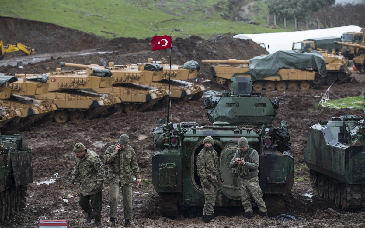 epa06467028 Turkish soldiers training with their tanks near Syrian-Turkish border, at Hatay, Turkey, 23 January 2018. Reports state on 20 January 2018 that the Turkish army is on an operation named &# ...