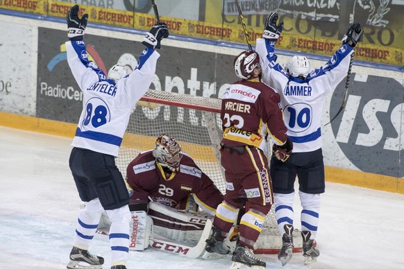 Die Zuger mit Dominic Lammer, rechts, und Sven Senteler, links, feiern das 1:1 vor Torhueter Robert Mayer, Mitte, von Servette, beim Eishockey Meisterschaftsspiel zwischen dem EV Zug und Geneve Servet ...