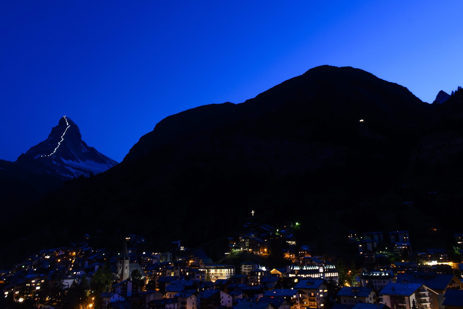 Bei der Lichtshow beginnt eine nach der anderen von unten her zu leuchten. Zum Schluss brennen alle Lampen knapp drei Minuten lang.