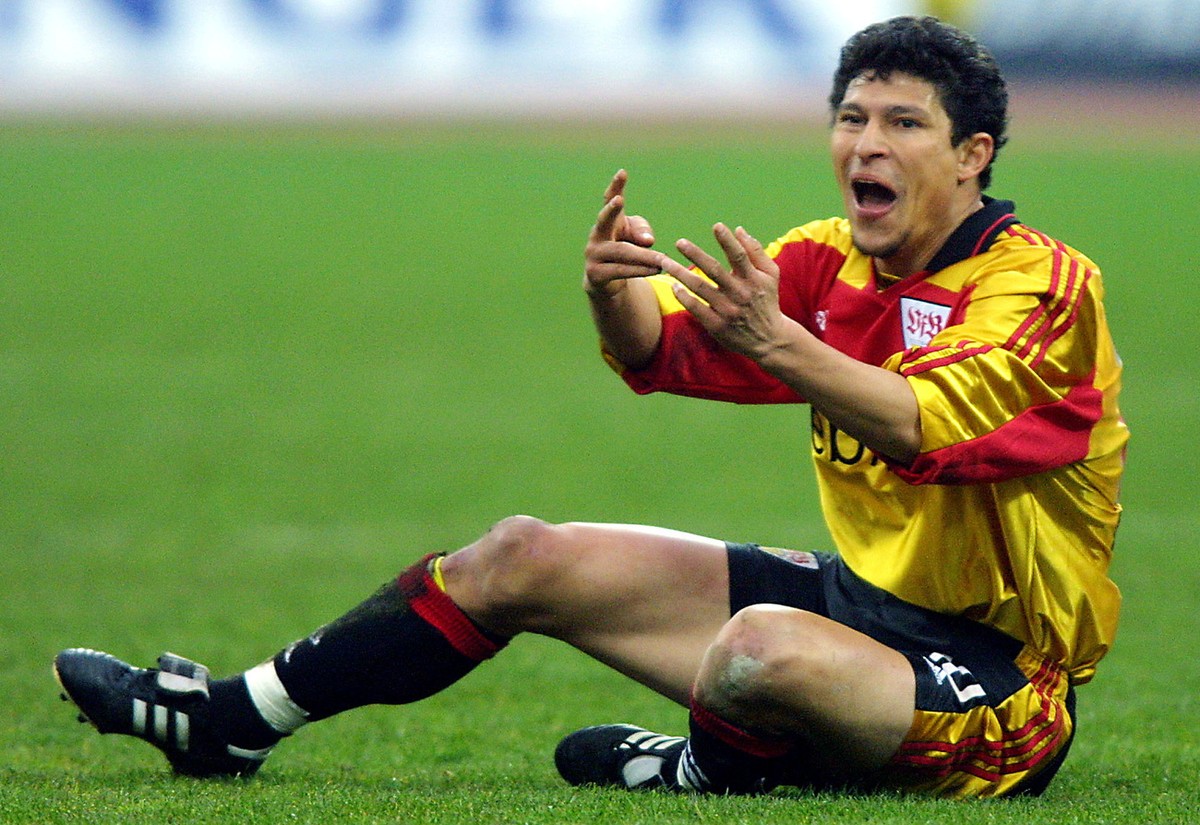 VFB Stuttgart midfielder Krassimir Balakov of Bulgaria shouts to team mates during the German first division soccer match 1860 Munich vs. VfB Stuttgart in the Olympic stadium of Munich, Germany, Sunda ...