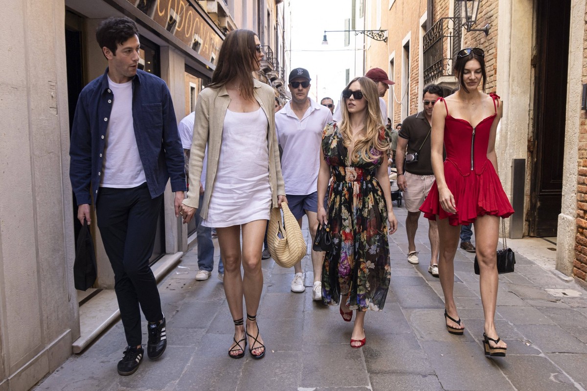Guests leave Harrys Bar where Jeff and Lauren offered a cocktail - Venice VENICE, ITALY - JUNE 28: Karlie Kloss pregnant, Joshua Kushner, Sidney Sweeney and a friend leave Harrys Bar where Jeff and La ...