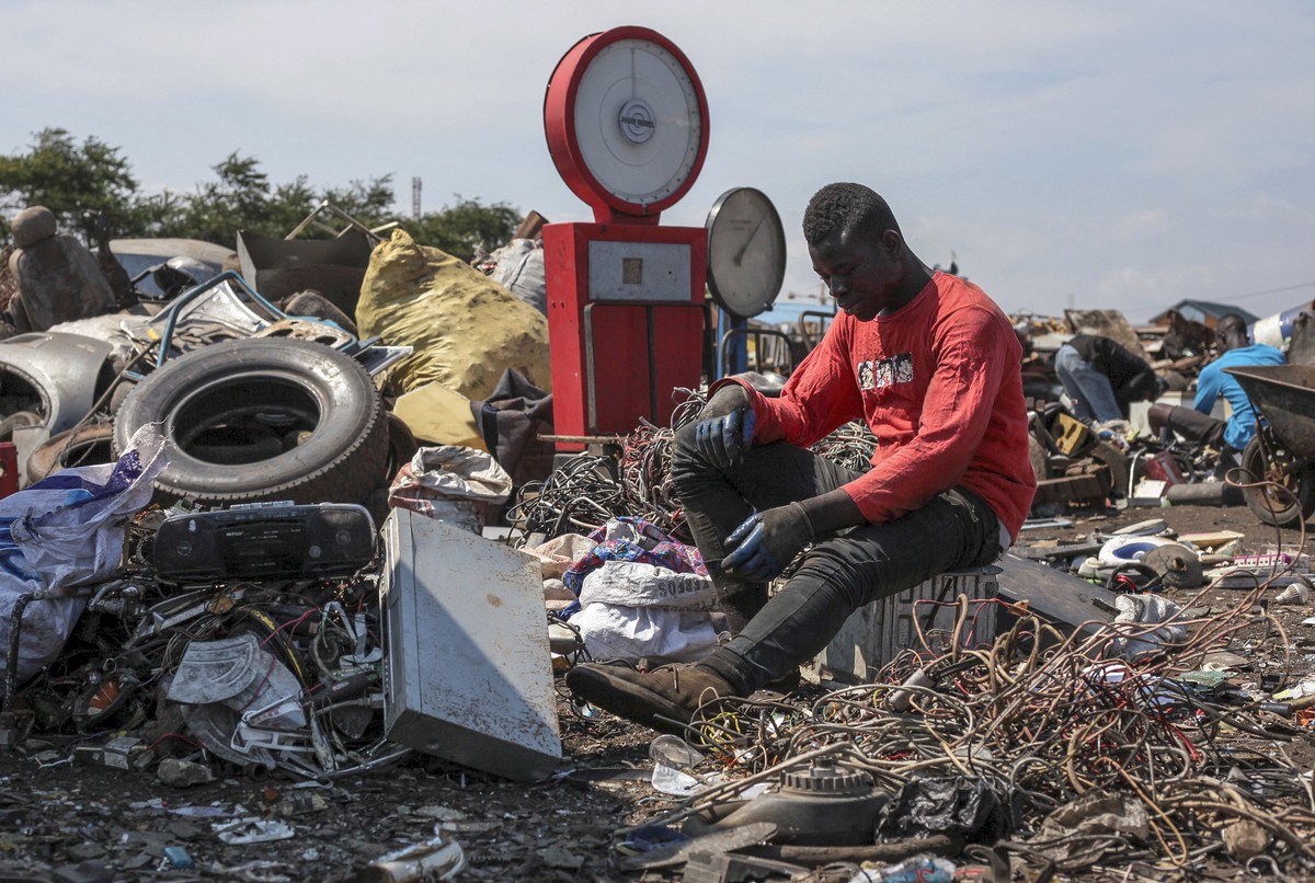 epa06978733 A Ghanaian man sorts through electronic waste at the Agbogbloshi electronic waste site in Accra, Ghana, 27 August 2018 (issued 28 August 2018). Lying in the centre of Accra, Agbogbloshie s ...