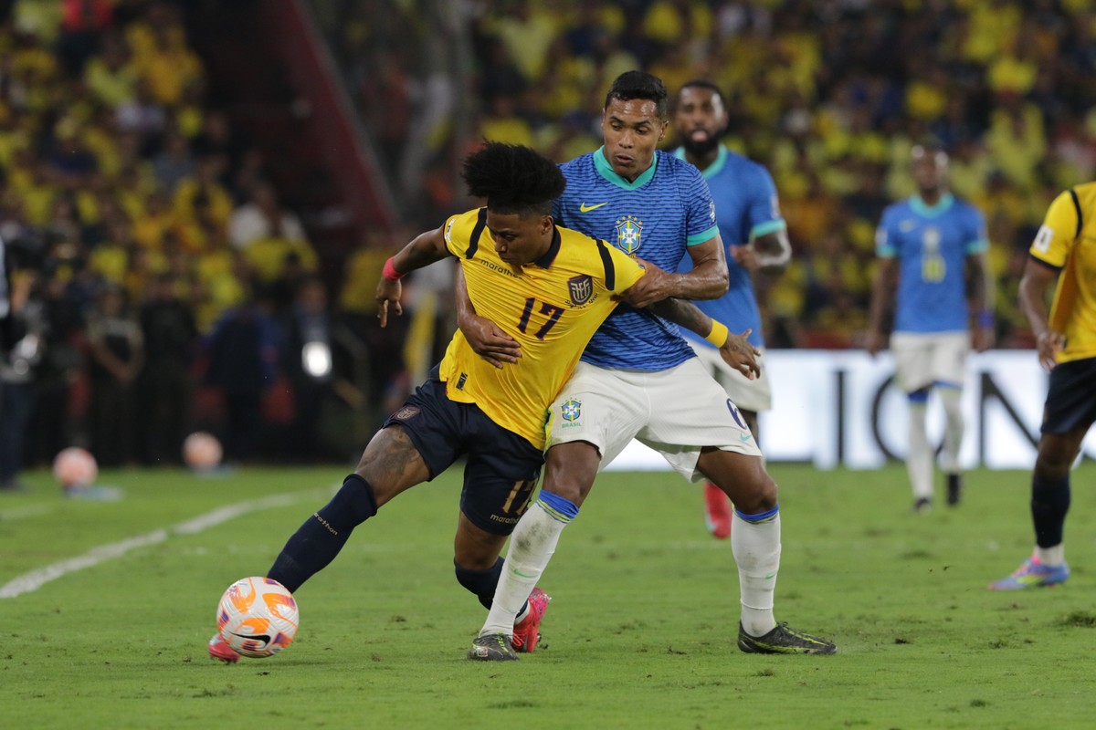 epa12159095 Angelo Preciado (L) of Ecuador vies for the ball with Alex Sandro (R) of Brazil during a South American 2026 World Cup qualifier soccer match between Ecuador and Brazil in Guayaquil, Ecuad ...