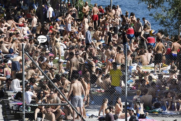 Kein Platz bleibt frei im Flussbad Oberer Letten in Zuerich am Sonntag, 11. Juni 2017. (KEYSTONE/Walter Bieri)