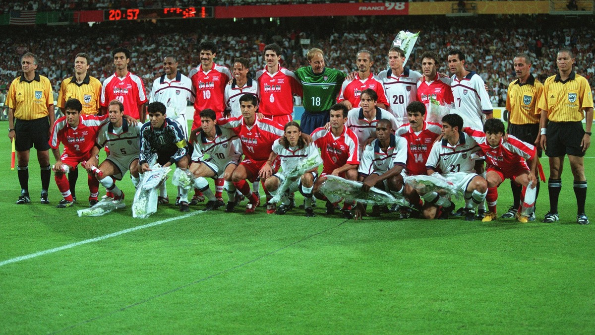 Usa V Iran, FIFA World Cup, WM, Weltmeisterschaft, Fussball Finals 1998 Group F USA and Iran team group, Mannschaftsbild, Totale with match officials of Nicolae Grigorescu assistant referee, Urs Meier ...