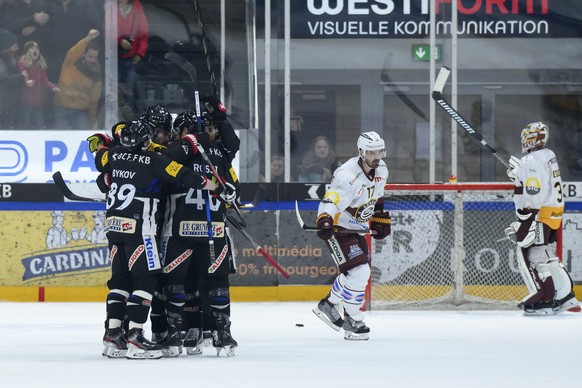 HC Fribourg-Gotteron Spielern jubeln nach ein Tor zum 1-1 von Gotterons Raphael Diaz, beim Eishockey Meisterschaftsspiel der National League A zwischen den HC Fribourg Gotteron und dem Geneve-Servette ...