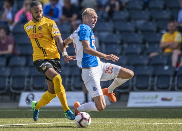 YBs Gregory Wuethrich, links, gegen Grasshoppers Raphael Holzhauser, rechts, beim Fussballspiel der Super League, Berner Young Boys gegen Grasshopper Club Zuerich, am Sonntag, 22. Juli 2018, im Stade  ...