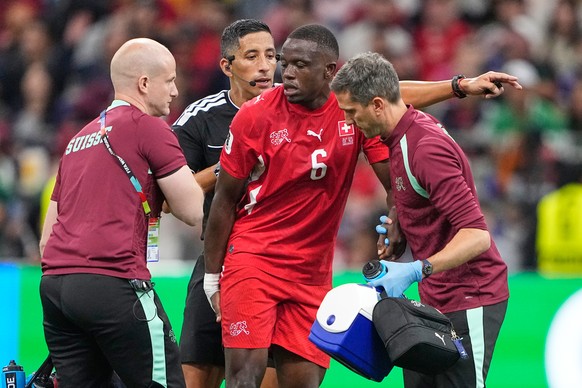 Switzerland's Denis Zakaria (6) is assisted by trainers during the World Cup round of 32 soccer match between Switzerland and Algeria in Vancouver, British Columbia, Thursday, July 2, 2026. (AP P ...