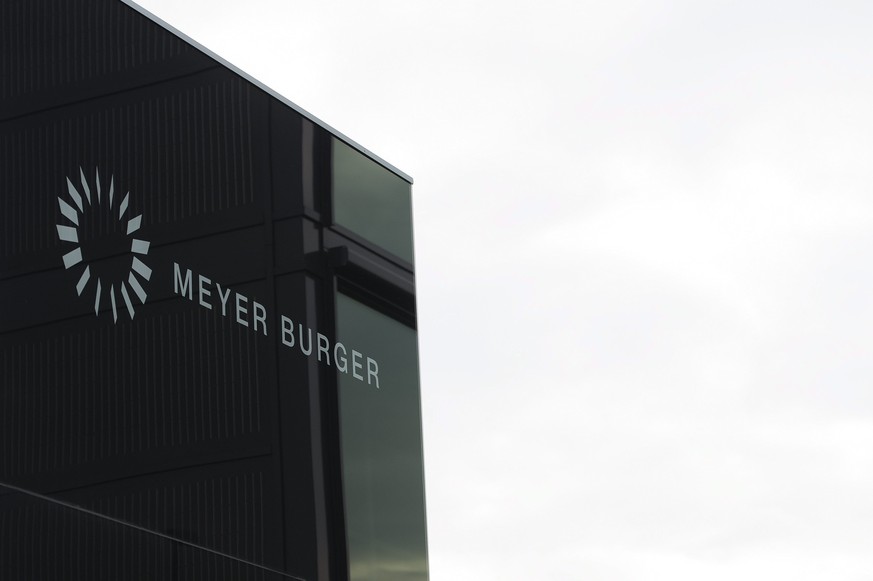 ARCHIVBILD ZUR JAHRESBILANZ 2017 VON MEYER BURGER, AM DONNERSTAG, 22. MAERZ 2018 - Sicht auf das Logo und neue Produktionsgebaeude der Firma Meyer Burger, am Donnerstag, 22. November 2012, in Thun. Di ...