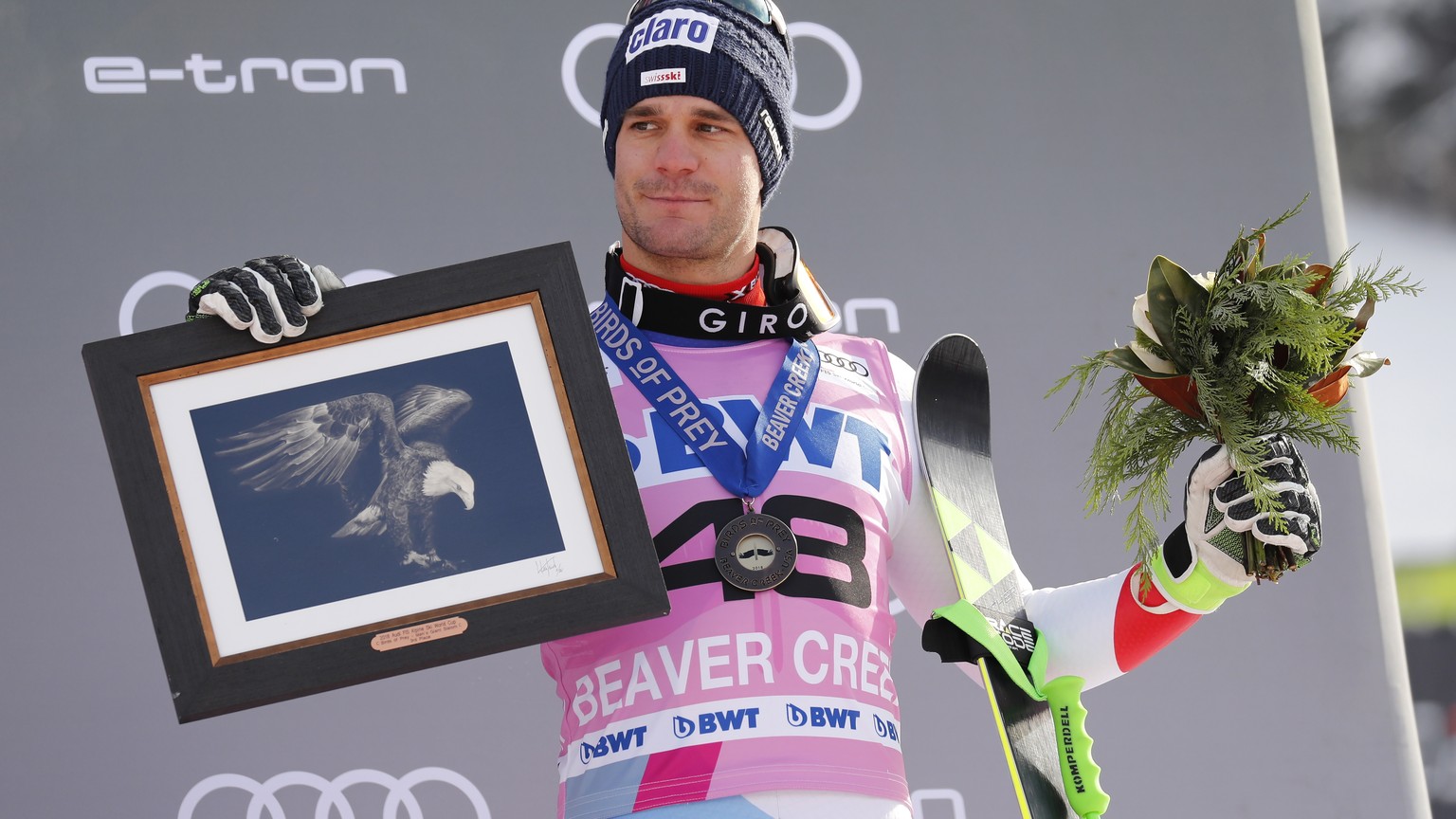 epa07204811 Thomas Tumler of Switzerland celebrates his bronze medal during the medal ceremony after the Men&#039;s Giant Slalom Run 2 at the FIS Alpine Skiing World Cup in Beaver Creek, Colorado, USA ...