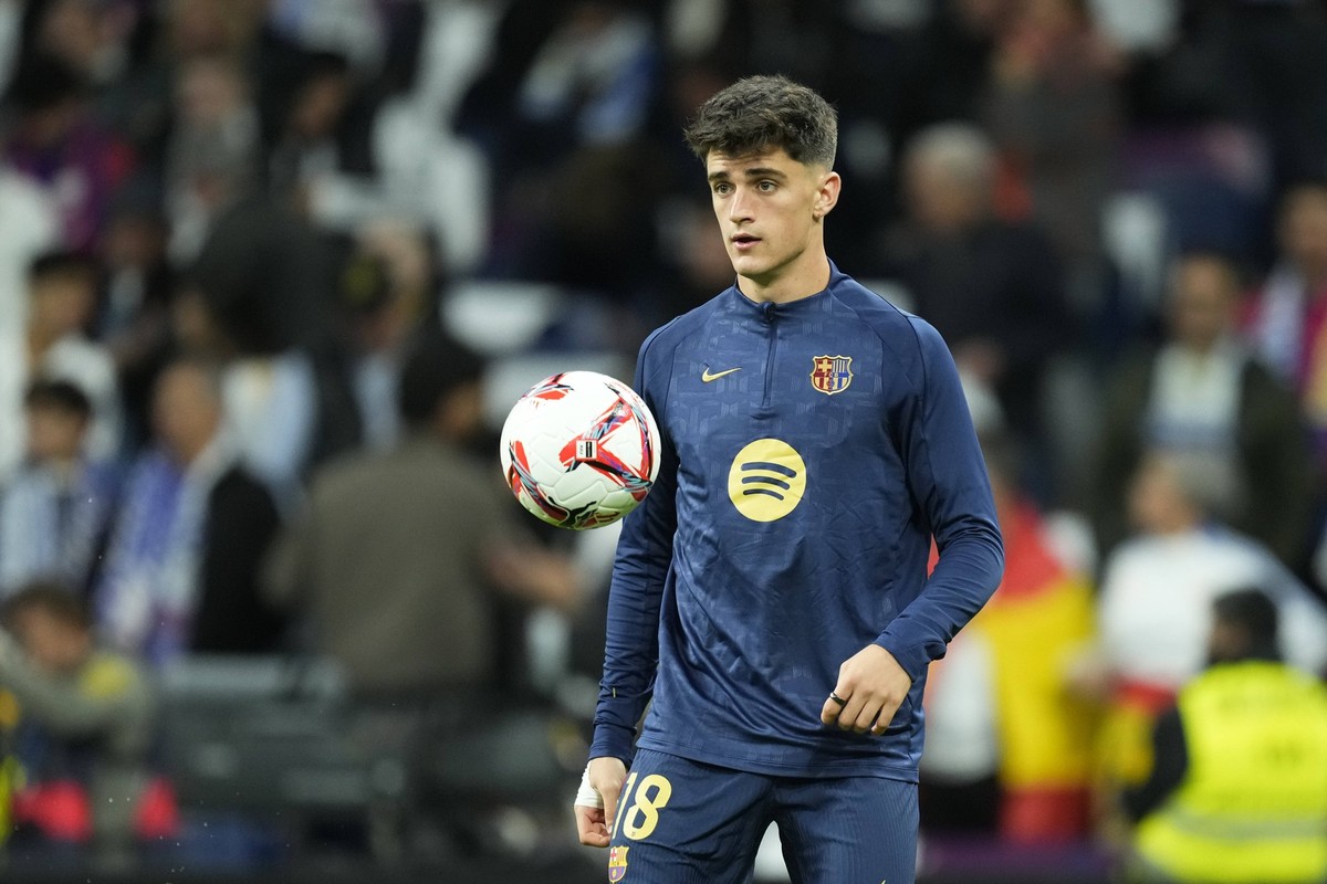 Real Madrid CF v FC Barcelona, Barca - La Liga EA Sports Pau Victor centre-forward of Barcelona and Spain during the warm-up before the La Liga match between Real Madrid CF and FC Barcelona at Estadio ...