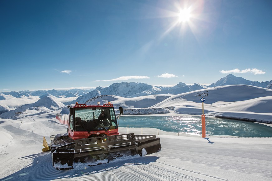 Zwei Wochen vor dem Saisonstart laeuft die Pistenpraeparation in Samnaun auf Hochtouren. Pistenfahrzeug beim Speichersee oberhalb der Samnauner Alp Trida. Das Skigebiet verfuegt ueber 238 Pistenkilome ...