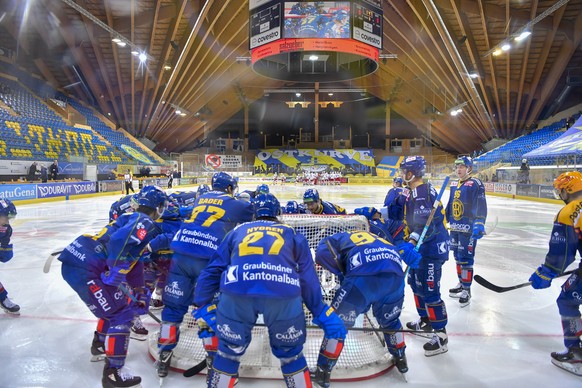 Die Davoser vor dem Anpfiff bei der Torhueter-Beschwoerung beim Eishockey-Qualifikationsspiel der National League zwischen dem HC Davos und den SC Rapperswil Jona Lakers, am Samstag, 29. Februar 2020  ...