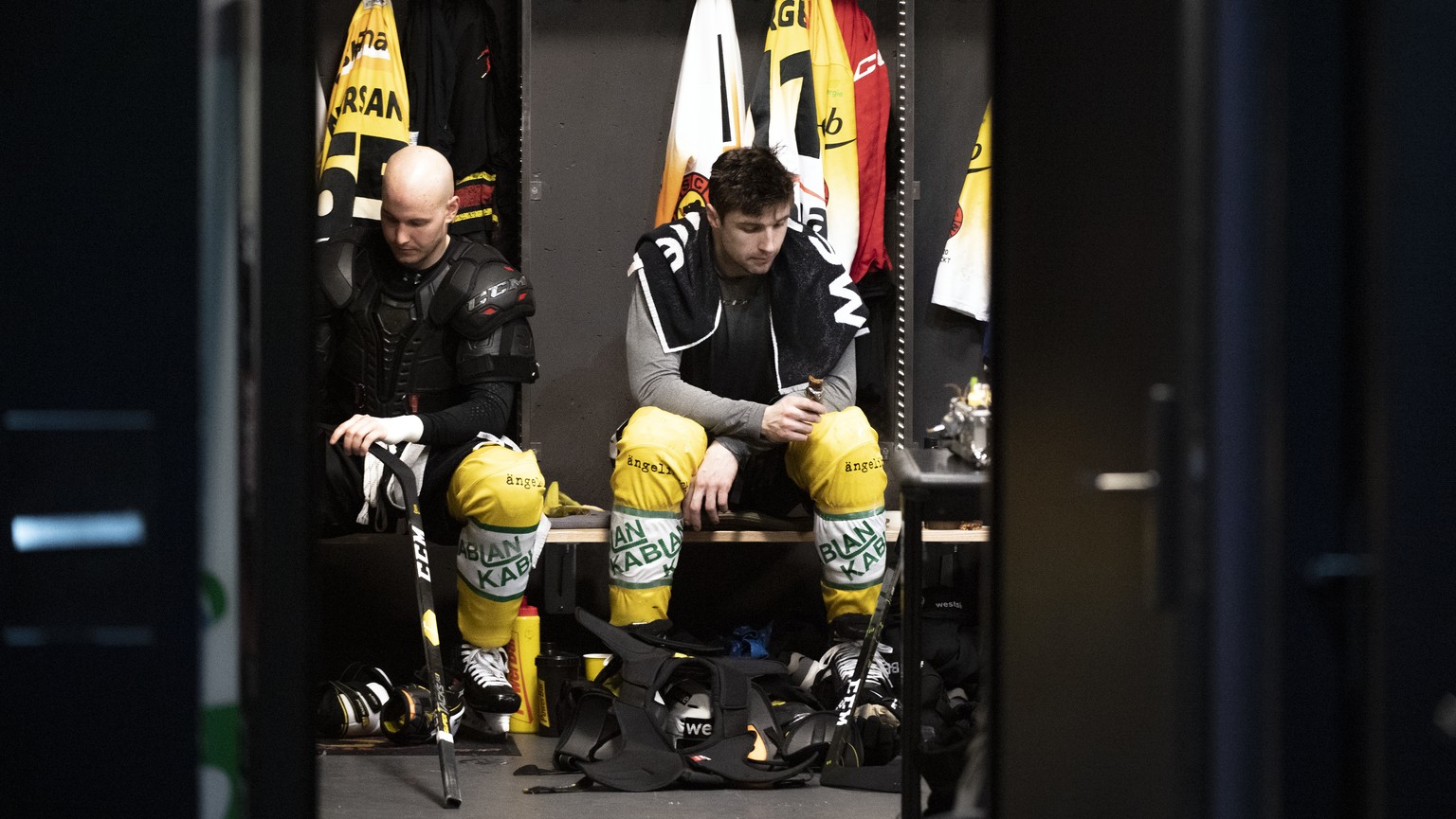 Le defenseur bernois Ramon Untersander, gauche, et l&#039;attaquant bernois Alain Berger, droite, montrent leur deception dans leur vestiaire lors du match du championnat suisse de hockey sur glace de ...