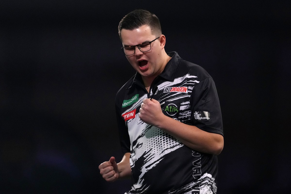 Gian van Veen of the Netherlands reacts during the World Darts Championships semifinal match against Scotland's Gary Anderson at Alexandra Palace in London, Friday, Jan. 2, 2026.(AP Photo/Dave Sh ...