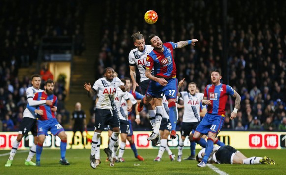 Alderweireld im Kopfballduell mit Damien Delaney von Crystal Palace.