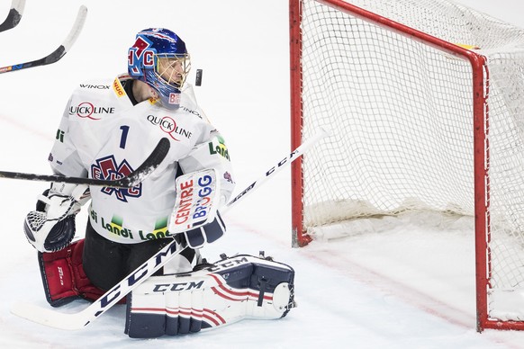 Biel Torhueter Jonas Hiller verfolgt den Puck beim Eishockeyspiel der Nationalleague A ZSC Lions gegen den EHC Biel im Hallenstadion in Zuerich, aufgenommen am Samstag, 12. November 2016. (KEYSTONE/En ...