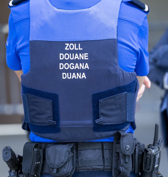 CAPTION CORRECTION: Ein Mitarbeitender des Bundesamtes fuer Zoll und Grenzsicherheit am Autobahnzoll in Weil am Rhein, Deutschland, am Dienstag, 1. September 2026. (KEYSTONE/Georgios Kefalas).