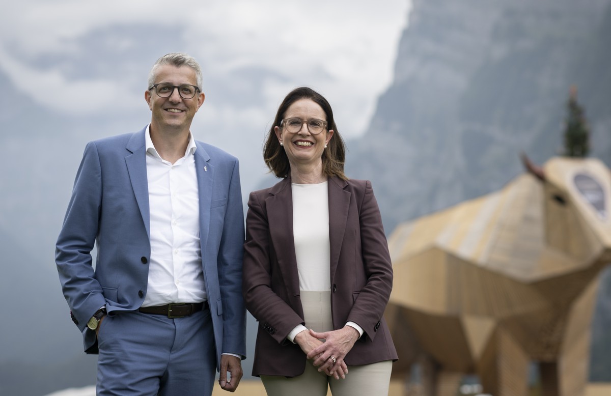 Staenderat Benjamin Muehlemann und Nationalraetin Susanne Vincenz-Stauffacher posieren vor Holzmuni Max des Eidgenoessischen Schwing- und Aelplerfestes ESAF, am Mittwoch, 20. August 2025, in Mollis. B ...