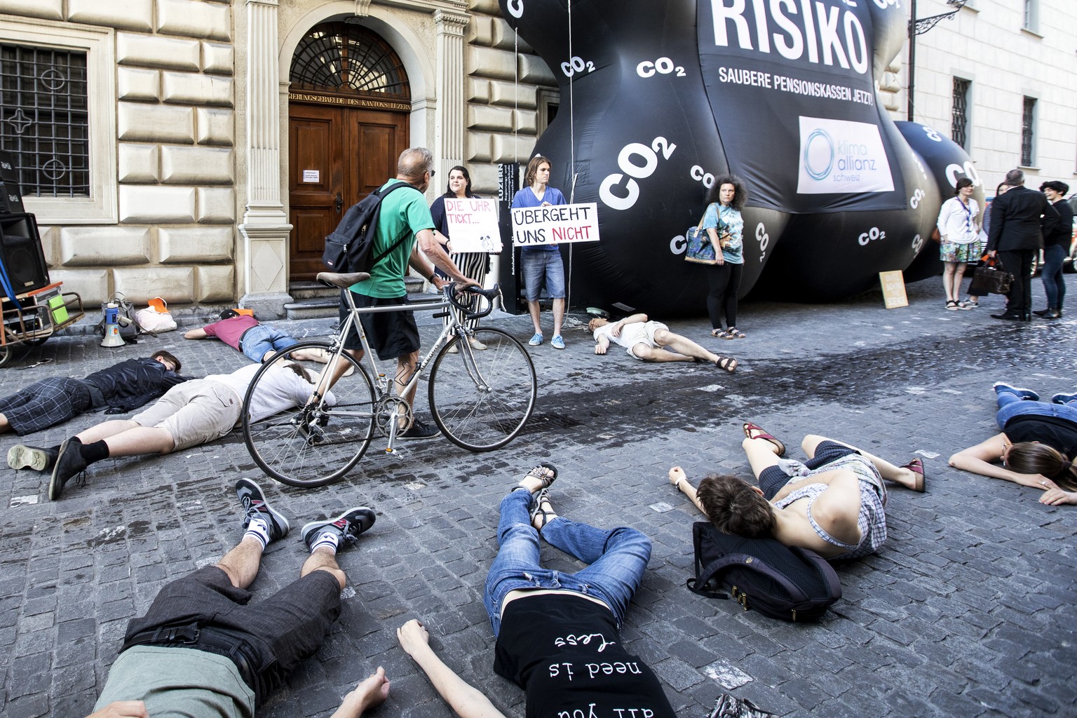 Klima Demonstration vor dem Regierungsgebaeude in Luzern anlaesslich der Klima Sondersession des Luzerner Kantonsrat am Montag, 24. Juni 2019, in Luzern. (KEYSTONE/Alexandra Wey)