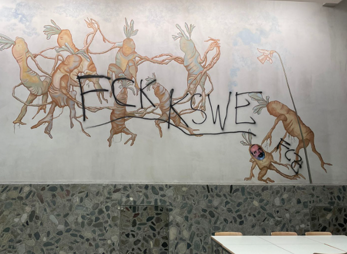 Schmierereien an der KSWE, unten rechts der Kopf des Rektors.