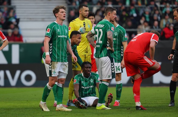 GER, 1.FBL SV Werder Bremen vs. FC Bayern Muenchen / 14.02.2026, wohninvest Weserstadion, Bremen, GER, 1.FBL SV Werder Bremen vs. FC Bayern Muenchen im Bild / picture shows Verletzt / Verletzung / Sch ...