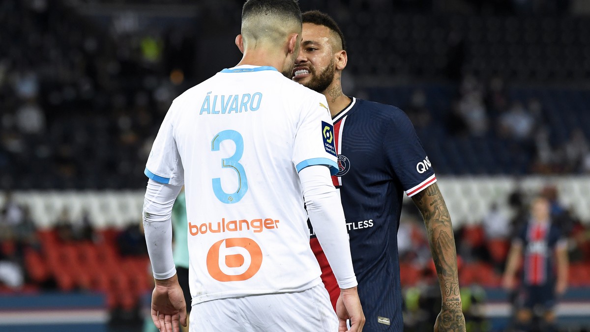 epa08667346 Paris Saint-Germain's Neymar (R) argues with Olympique Marseille's Alvaro Gonzalez (L) during the French Ligue 1 soccer match between Paris Saint-Germain (PSG) and Olympique Mars ...