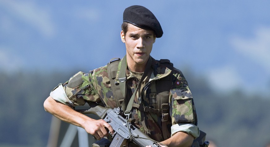 Ein Rekrut der Aufklaerer Rekrutenschule in Thun rennt am 15. August 2007 mit dem Sturmgewehr im Anschlag waehrend einer Gefechtsuebung im Parcour. (KEYSTONE/Martin Ruetschi)

A recruit of the spotter ...