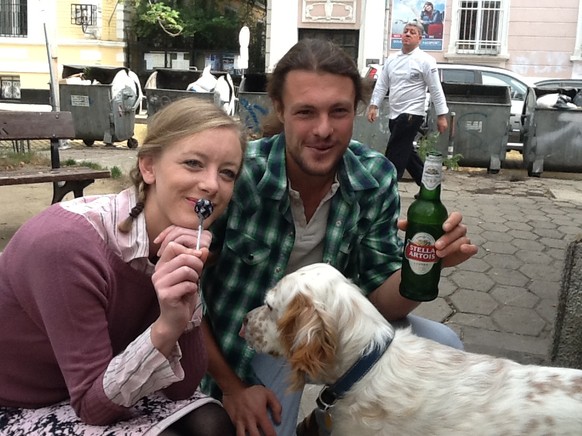 Slavinia, Vassil und Luna lassen zwei Bier für einen watson-Lolli springen. Der Koch im Hintergrund sieht einfach nur gut aus.