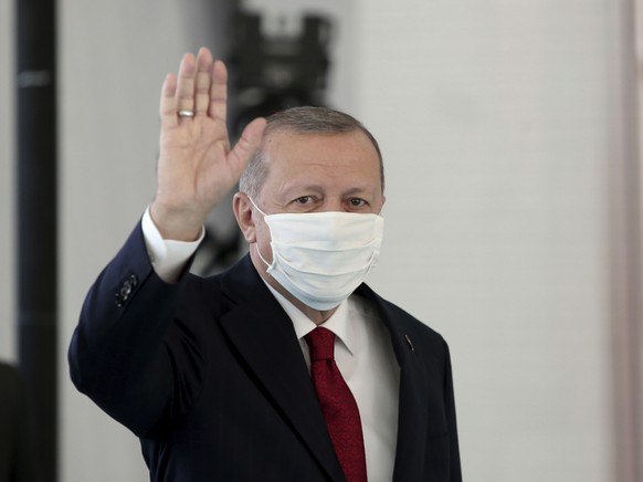 Ausgestattet mit einem Mundschutz trifft Präsident Recep Tayyip Erdogan zur Einweihung eines neuen Krankenhauses in Istanbul ein. Foto: Can Erok/DHA/AP/dpa