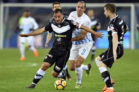 Der Zuercher Michael Frey, rechts, gegen den Tessiner Mario Piccinocchi, links, beim Fussballspiel der Super League FC Zuerich gegen den FC Lugano im Stadion Letzigrund in Zuerich am Samstag, 10. Maer ...