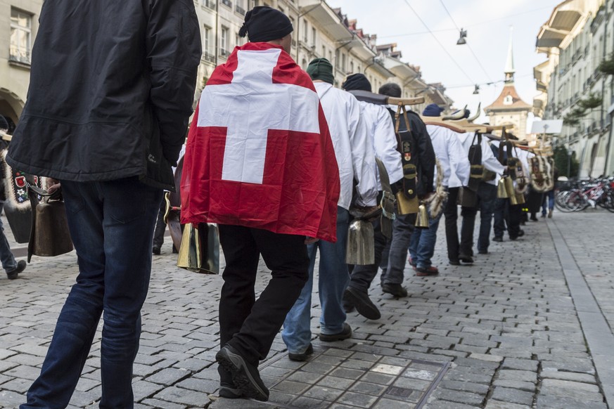 Bauern mit einer Schweizer Flagge waehrend dem Umzug der Bauerndemo in der Altstadt in Bern, am Freitag, 27. November 2015. 10 Jahre nach der letzten grossen Kundgebung, ruft der Schweizer Bauernverba ...