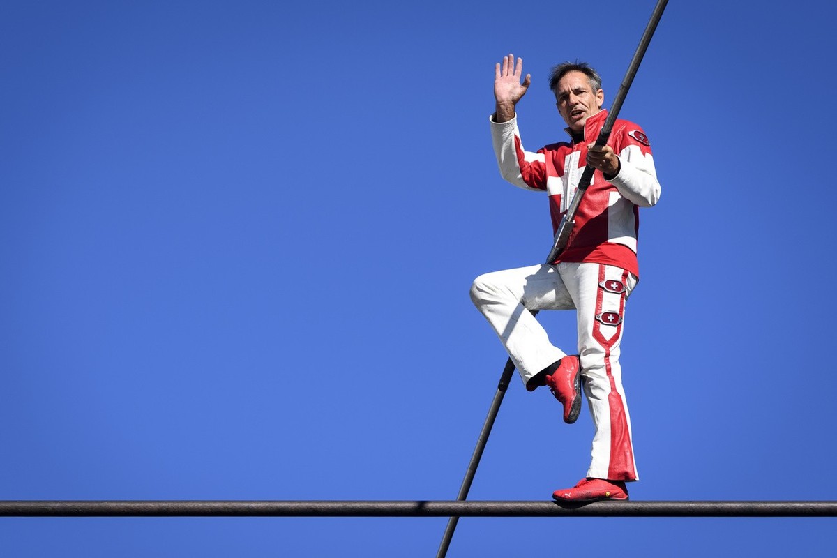 ZUM TOD VON FREDDY NICK AM 08. FEBRUAR 2024 STELLEN WIR IHNEN FOLGENDES BILDMATERIAL ZUR VERFUEGUNG - Switzerland's tightrope artist Freddy Nock walks on a rope of cable car during the Glacier 30 ...