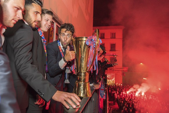 Die Spieler des FC Basel feiern mit dem Pokal und mit den Fans den Meistertitel auf dem Barfuesserplatz in Basel in der Nacht auf Donnerstag, 26. Mai 2016. Der FC Basel hat zum siebten Mal in Folge de ...