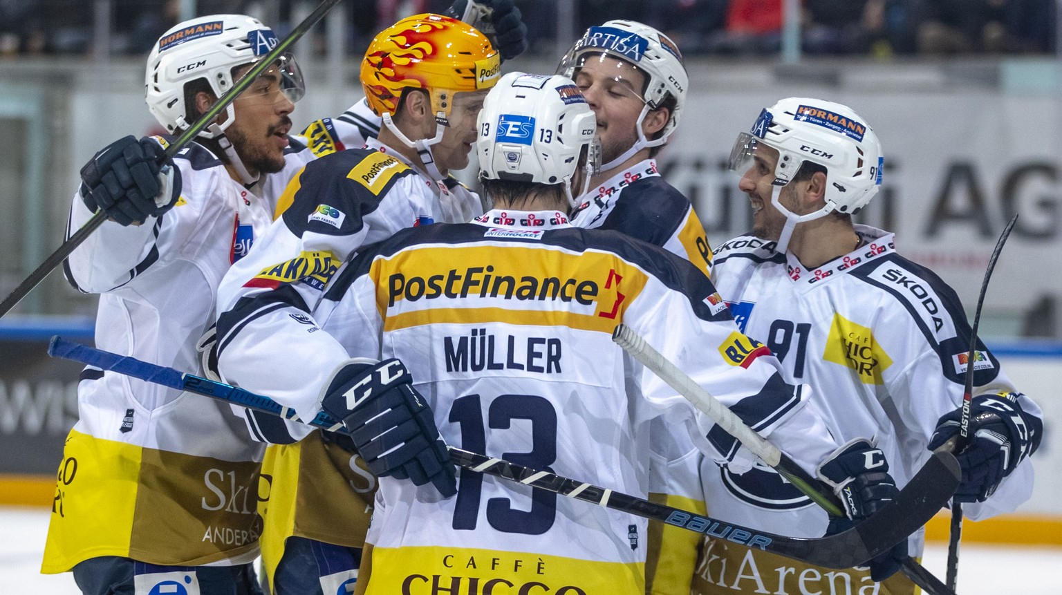 HC Ambri-Piotta Stuermer Dominik Kubalik, gelber Helm, und seine Mitspieler feiern einen Treffer im Eishockey-Meisterschaftsspiel der National League zwischen den SC Rapperswil-Jona Lakers und dem HC  ...