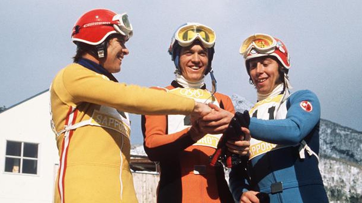 Siegerehrung der Ski-Abfahrt an den Olympischen Winterspielen in Sapporo, Februar 1972. Gold und Silber gewannen die beiden Schweizer Bernhard Russi (mitte) und Roland Collombin (links). Die Bronze-Me ...